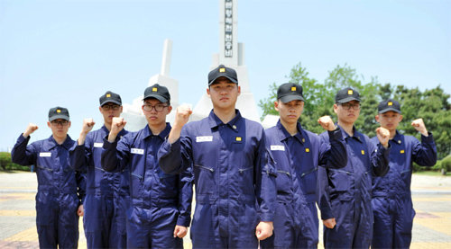 12일 참수리 325호정의 ‘서해수호자’ 수병들이 해군 2함대사령부 내 제1연평해전 승전비 앞에서 승선을 앞두고 북방한계선(NLL) 수호 의지를 다지고 있다. 왼쪽부터 박기태, 박지수, 류제우, 박재현, 최부영 상병, 오종훈 병장, 최성진 상병. 해군 제공