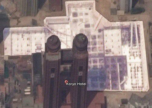 2013년 공사가 중단된 북한 평양의 7성급 영광호텔 공사 현장. 2012년 6월 위성사진에 포착된 모습으로 바로 앞 건물이 고려호텔이다. 사진 출처 구글어스