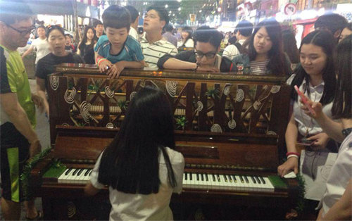 서울 신촌 연세로에서 열린 ‘달려라 피아노’ 거리 공연 현장. 달려라 피아노 페이스북 캡처