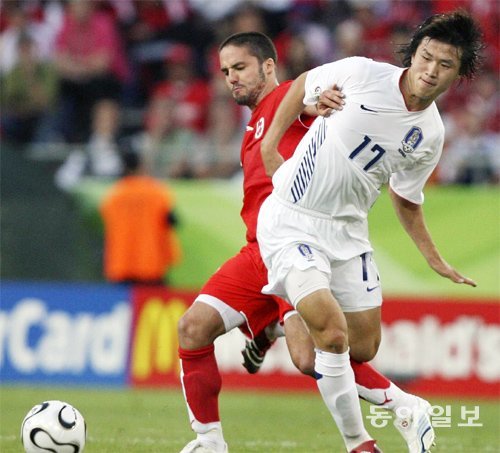 브라질 유학파 출신 국가대표 이호가 2006년 독일 월드컵 때 스위스와의 G조 3차전에서 상대 공격수와 볼을 다투고 있다. 동아일보DB