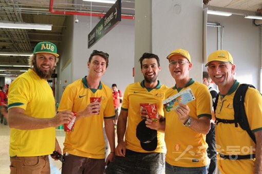 14일(한국시간) 브라질 쿠이아바에서 열린 칠레전을 관전하기 위해 호주에서 날아온 서포터스가 맥주 한잔을 들고 승리를 기원하고 있다. 쿠이아바(브라질)｜남장현 기자