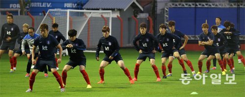 비장 한국 축구대표팀이 14일 브라질 월드컵 베이스캠프인 포스두이구아수 플라멩구 훈련장에서 진지한 표정으로 훈련하고 있다. 16일 결전지인 쿠이아바에 도착한 대표팀은 18일 오전 7시 러시아와 조별리그 1차전을 치른다. 포스두이구아수=양회성 기자 yohan@donga.com