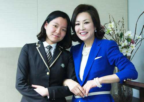 서울 구현고 3학년 전희서 양(왼쪽)이 국내 여성헤드헌터 1호인 유순신 유앤파트너즈 대표를 최근 만났다.