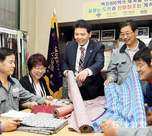 추광엽 벽진BIO텍 대표(가운데)와 직원들이 신발용 섬유 상태를 살피면서 회의를 하고 있다. 장영훈 기자 jang@donga.com