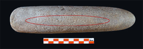 5월 중순 충북 단양군 적성면 하진리 남한강 유역 후기 구석기 유적에서 발굴된 눈금(점선 안)이 새겨진 돌. 일정한 간격으로 
눈금이 새겨져 있는 이 돌은 다른 돌의 길이를 잴 때 사용됐을 가능성이 있다. 길이는 20.6cm로 아래쪽 10cm 길이의 자보다
 배 이상 길다. 문화재청 제공