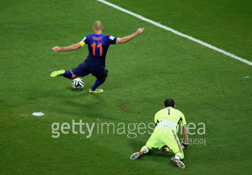 스페인 골키퍼 이케르 카시야스(오른쪽)가 14일 네덜란드와의 브라질 월드컵 조별리그 B조 1차전에서 자신을 제치고 골문으로 슈팅하는 아르연 로번을 망연자실 쳐다보고 있다. 사우바도르=GettyImages 멀티비츠