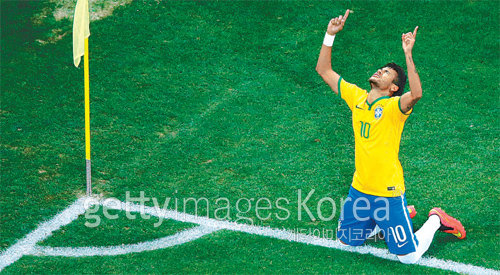 브라질 축구 대표팀의 네이마르가 13일 크로아티아와의 월드컵 개막전에서 후반 26분 페널티킥 골을 넣고 난 뒤 손가락으로 하늘을 
가리키며 기뻐하고 있다. 네이마르는 월드컵 데뷔 경기에서부터 2골을 몰아넣으며 새로운 영웅 탄생을 세계에 알렸다. 
상파울루=GettyImages 멀티비츠