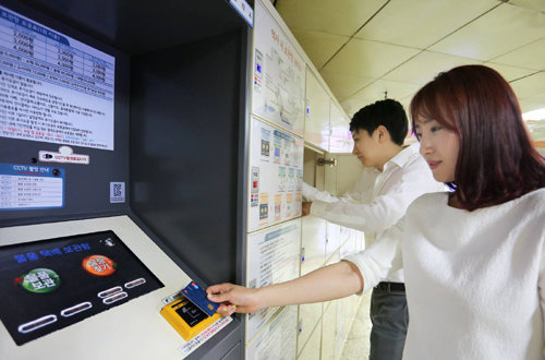 서울 종각역에서 시민들이 롱텀에볼루션(LTE) 기반 사물인터넷 기술을 접목한 ‘스마트 무인 사물함’을 이용하고 있다. LG유플러스 제공