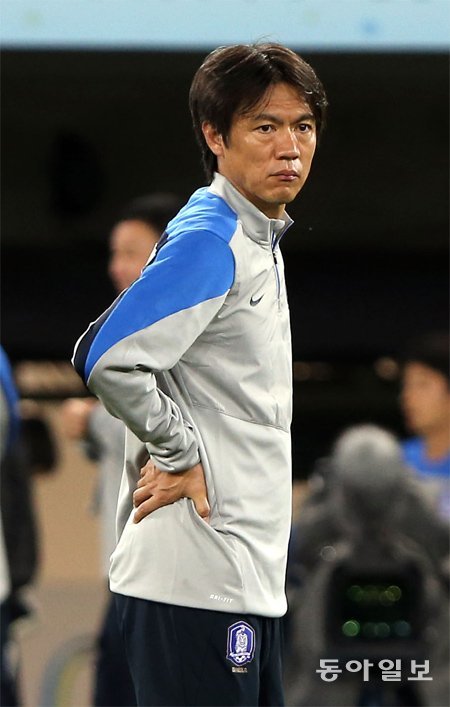 홍명보 한국 축구대표팀 감독이 러시아와의 H조 1차전을 하루 앞둔 17일 브라질 쿠이아바의 판타나우 경기장에서 선수들의 훈련을 지켜보고 있다. 쿠이아바=양회성 기자 yohan@donga.com