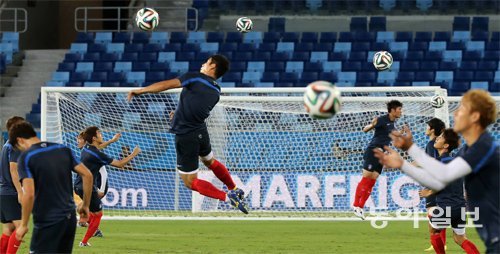 이근호(가운데)를 비롯한 한국 축구대표팀 선수들이 17일 브라질 쿠이아바 판타나우 경기장에서 헤딩 연습을 하고 있다. 쿠이아바=양회성 기자 yohan@donga.com