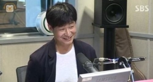 박혁권, SBS ‘최화정의 파워타임’ 보이는 라디오 화면 촬영