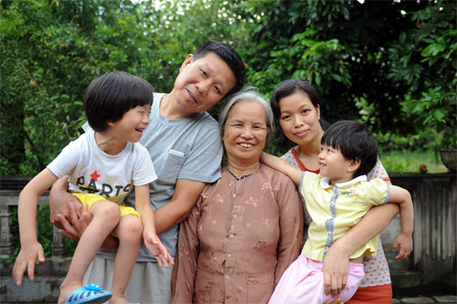 생명보험사회공헌위원회와 한국여성재단의 지원으로 지난해 처음 베트남의 외갓집을 방문한 형우 군(왼쪽)이 외할머니(가운데) 등 외가 식구와 함께 환하게 웃고 있다. 생명보험사회공헌위원회 제공