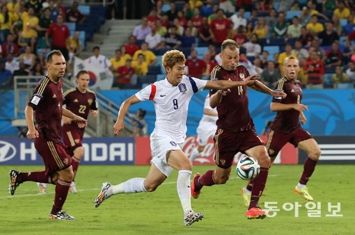 2014브라질 월드컵 대한민국과 러시아의 H조 첫 경기가 열린 18일 오전(한국 시간) 브라질 쿠이아바 아레나 판타넬 경기장. 전반 손흥민이 문전쇄도하고 있다. 양회성 동아일보 기자 yohan@donga.com