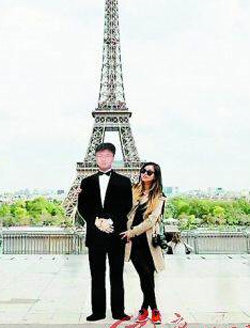 미국에 사는 화교 지나 양 씨가 돌아가신 아버지의 꿈을 이뤄주기 위해 실물 크기의 부친 사진을 들고 세계를 돌며 여행하고 있다. 프랑스 파리의 명물 에펠탑을 배경으로 기념사진을 찍었다. 사진 출처 광저우일보