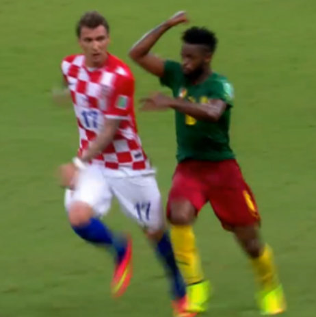 카메룬 알렉스 송 퇴장. 사진=SBS 중계화면 캡처