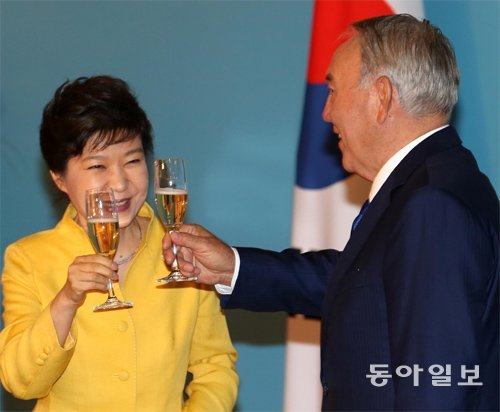 박근혜 대통령이 19일 카자흐스탄의 수도 아스타나의 대통령궁에서 누르술탄 나자르바예프 대통령(오른쪽)과 비자 면제 등을 포함한 협정서명식을 마치고 건배하고 있다. 아스타나=신원건 기자 laputa@donga.com