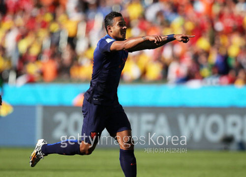 “호주와 난타전 끝냈다” 네덜란드 포워드 멤피스 데파이가 19일 호주와의 B조 조별리그 2차전에서 2-2로 맞선 후반 23분 결승골을 터뜨린 뒤 세리머니를 하고 있다. 1차전에서 스페인을 5-1로 완파한 네덜란드는 승점 6점을 기록하며 이번 대회 출전국 가운데 처음으로 16강 진출을 확정했다. 포르투알레그리=GettyImages 멀티비츠