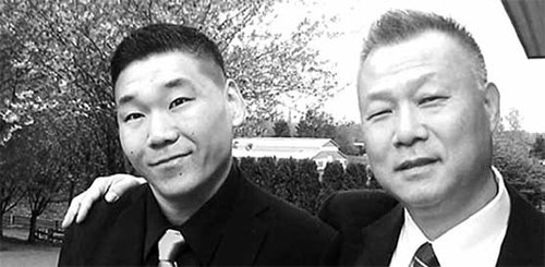 ‘조스 테이블’을 연 캐나다 교포 사업가 정문현 씨(왼쪽 사진 오른쪽)와 2012년 32세를 일기로 소천한 아들 정흥렬(미국명 조지프 정) 씨. 극동방송 제공