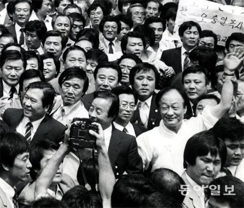 1987년 6·29선언 직후 직선제 쟁취와 구속자 석방에 환호하는 야당 지도자들. 김대중 김영삼의 오른쪽 옆에 한복을 입은 사람이 양순직이다. 동아일보DB