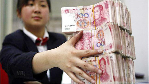 중국의 한 은행에서 여직원이 마오쩌둥이 그려진 100위안짜리 지폐 묶음을 옮기고 있다. 사진 출처 오스트레일리안닷컴