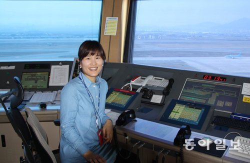 서울 강서구 김포국제공항 관제탑에서 최근  만난 항공교통관제사 이선화 씨는 “항공교통 관제사는 업무를 하며 의사소통을 영어로하므로 영어구사능력을 길러야 한다”고 말했다.