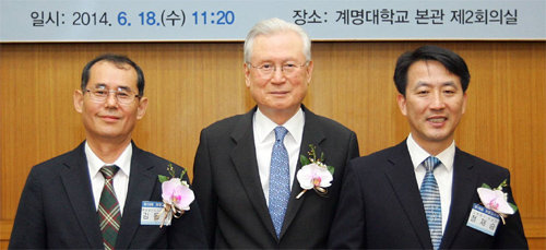18회 계명교사상을 받은 김동기 교사(왼쪽)와 정재승 교사가 신일희 계명대 총장(가운데)과 기념사진을 찍고 있다. 계명대 제공
