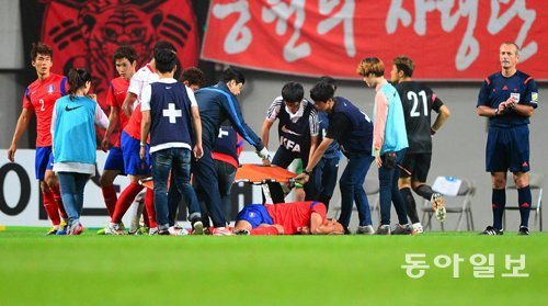 경기 도중 마주하게 되는 부상은 선수들에겐 치명적이다. 5월 28일 서울월드켭경기장에서 열린 튀니지와의 평가전에서 응급팀이 부상으로 쓰러진 홍정호 선수(가운데)를 들것에 실어 옮기고 있다. 동아일보DB