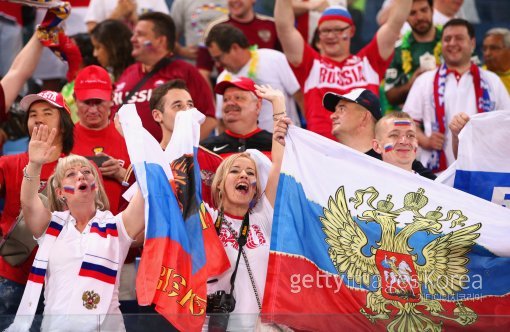 지난 18일(한국시간) 2014 브라질 월드컵 H조 조별리그 1차전 한국과 러시아의 경기가 열린 가운데, 러시아 축구 팬들이 응원하고 있다. 사진=ⓒGettyimages멀티비츠