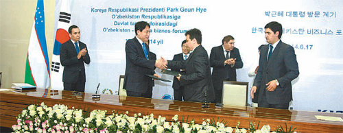인하대 박춘배 총장(왼쪽 두 번째)과 셰르조트 셰르마토프 우즈베키스탄 정보통신위원회 부원장은 17일 우즈베키스탄 현지에서 타슈켄트 인하대 설립을 위한 기본계약을 했다. 인하대 제공