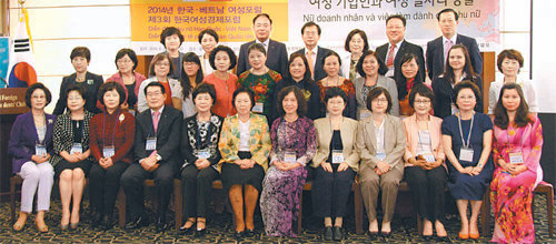 최금숙 한국여성정책연구원장(앞줄 왼쪽에서 여섯 번째)과 응우옌티킴투이 베트남여성연맹 부주석(앞줄 왼쪽에서 일곱 번째) 등 한국과 베트남 대표 참가자 32명이 포럼에 앞서 기념촬영을 하고 있다. 한국여성정책연구원 제공