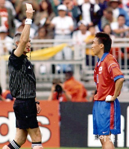 1998년 프랑스 월드컵 한국과 멕시코의 1차전에서 하석주(오른쪽)가 한국 월드컵 사상 첫 선제골을 터뜨린 뒤 2분 만에 백태클 반칙으로 퇴장당하고 있다. 동아일보DB