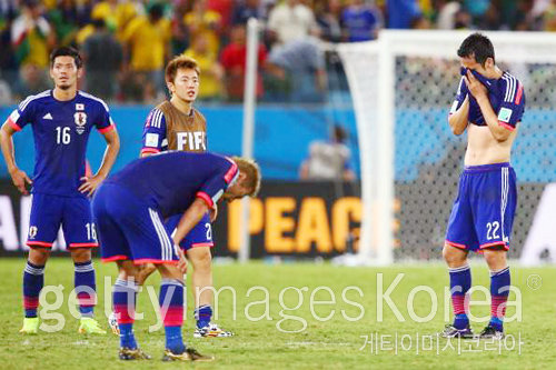 일본 축구대표팀 수비수 요시다 마야(오른쪽)가 25일 브라질 월드컵 C조 조별리그 3차전에서 일본이 콜롬비아에 1-4로 져 조 최하위가 된 뒤 유니폼에 얼굴을 묻고 있다. 쿠이아바=GettyImages 멀티비츠