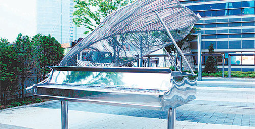 인천 송도국제도시 내 G타워 야외마당에 설치된 피아노 조형물. 실제 연주가 가능하다. 인천경제자유구역청 제공