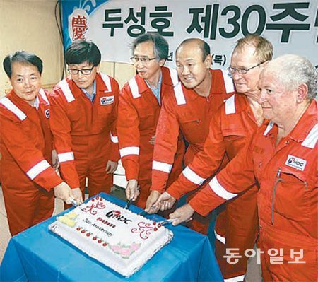 한국석유공사 관계자들이 두성호 내부에서 기념 케이크를 자르며 두성호 건조 30주년을 기념하고 있다. 서영수 기자 kuki@donga.com