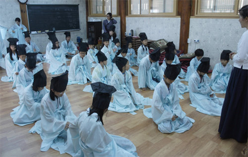유교(성균관)가 진행한 이웃종교스테이에 참여한 학생들. KCRP 제공