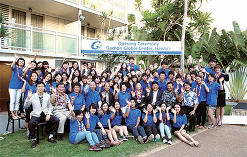 2012년 문 연 가천하와이교육원에서 학생들과 함께.