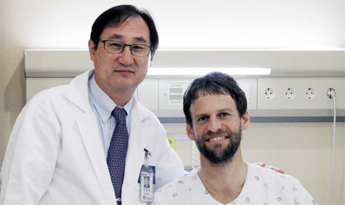 선천적 가슴 기형인 ‘오목가슴’으로 고통받던 호주 공무원 볼커 닐스 샤퍼 씨(오른쪽)는 먼 나라 한국에 와 박형주 교수의 집도로 수술을 성공적으로 마치고 새 삶을 되찾았다. 서울성모병원 제공