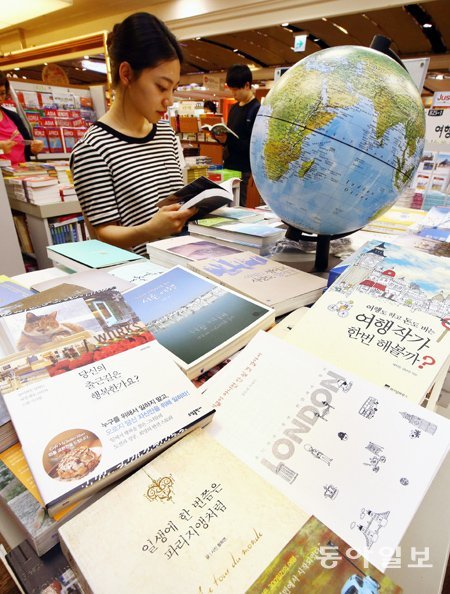 서울 종로구 교보문고 광화문점에서 한 고객이 여행 관련 서적을 둘러보고 있다. 최근 서점에는 회사를 떠난 젊은 직장인들의 사연과 여행 기록을 담은 책들이 속속 출간되고 있다. 전영한 기자 scoopjyh@donga.com