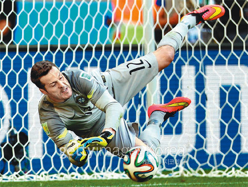브라질 국가대표 골키퍼 줄리우 세자르가 29일 브라질 벨루오리존치에서 열린 2014 월드컵 16강전 승부차기에서 칠레의 두 번째 키커 알렉시스 산체스가 날린 슛을 막아내고 있다. 벨루오리존치=GettyImages 멀티비츠
