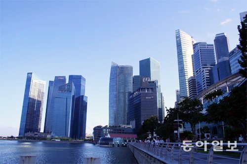 싱가포르는 최근 재보험, 위안화 거래 등 블루오션 영역을 개척하며 아시아 금융허브의 지위를 공고히 다지고 있다. 글로벌 금융회사 빌딩들이 밀집해 있는 싱가포르 다운타운. 싱가포르=이상훈 기자 january@donga.com