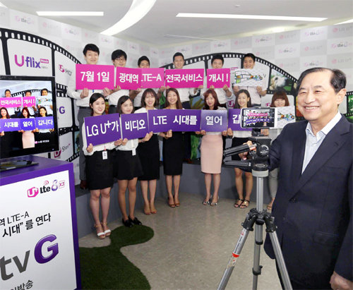 LG유플러스는 LTE보다 3배 빠른 광대역 LTE-A 서비스를 1일부터 전국으로 확대한다. 이상철 LG유플러스 부회장(오른쪽)이 서울 중구 본사에 마련된 체험관에서 ‘U+tvG 개인방송’ 서비스를 체험하고 있다. LG유플러스 제공