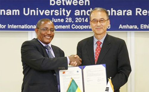 게두 알레네 에티오피아 암하라 주지사(왼쪽)와 최외출 영남대 국제개발협력원장이 새마을운동 지원 협약을 맺고 있다. 영남대 제공