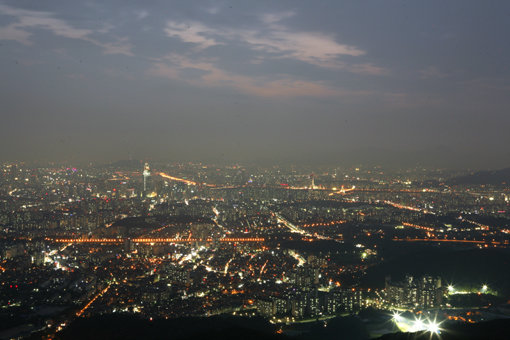 한국에서 11번째로 세계문화유산에 등재된 남한산성에서 내려다본 서울 일원의 시원스런 야경. 사진제공｜한국관광공사