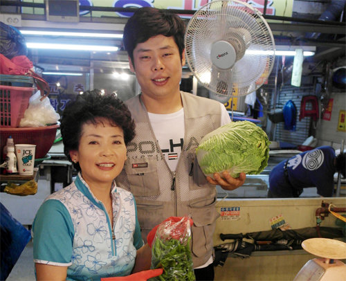 6월 26일 경기 성남시 수정구 제일로 성남중앙시장 내 ‘충남상회’에서 신재현 예비사장(오른쪽)과 어머니 차영자 씨가 싱싱한 채소를 소개하고 있다.