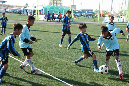 국민생활체육회가 전국축구연합회, 한국유·청소년연맹과 손잡고 축구 꿈나무 양성을 위한 I-리그를 진행 중이다. 8월에는 여름축구축제도 개최한다. 지난해 아시아유소년축구축제에 참가한 어린이들이 경기 중 볼을 다투고 있다. 사진제공｜국민생활체육회