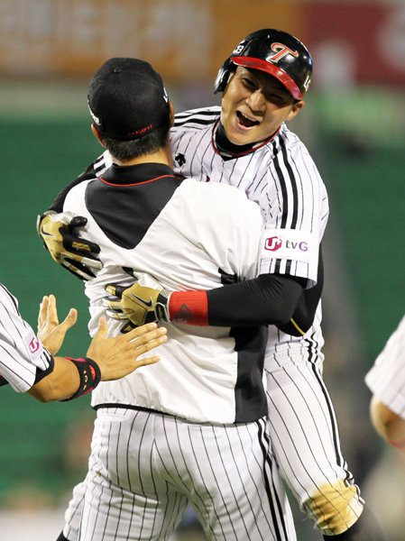 8위 LG와 9위 한화의 싸움이었지만 치열했다. 그 뜨거운 승부를 마감한 주인공은 LG 오지환이었다. 오지환이 1일 잠실 한화전에서 0-0으로 팽팽하던 연장 11회말 2사 3루서 개인통산 3호 끝내기 안타를 날린 뒤 동료들과 포옹하며 기뻐하고 있다. 사진제공｜스포츠코리아