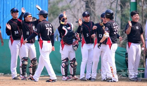 프로야구 10구단 kt의 내년 1군 무대 합류를 앞두고 페넌트레이스 경기수와 엔트리 확대를 놓고 현장의 다양한 목소리가 나오고 있다. 덕아웃에서 하이파이브를 하고 있는 kt 선수단.  스포츠동아DB