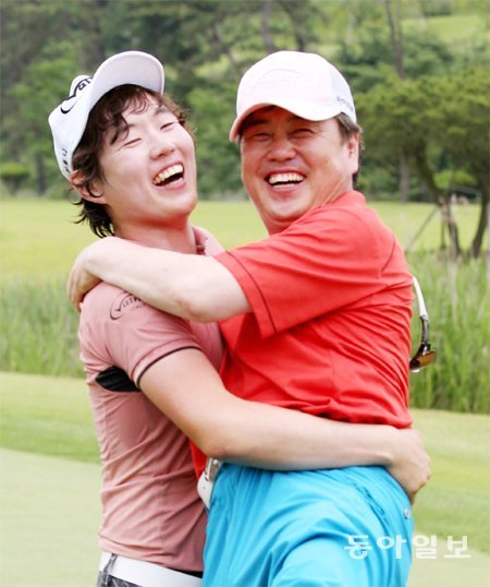 김우현(왼쪽)과 아버지 김원길 대표.