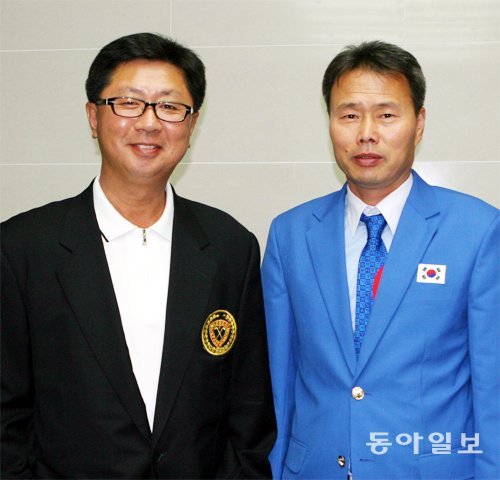 강형모 회장(왼쪽)과 한연희 전 감독.