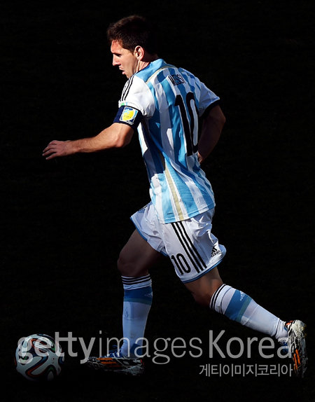 아르헨티나의 리오넬 메시가 2일 상파울루 코린치앙스 경기장에서 벌어진 브라질 월드컵 16강전에서 스위스 문전으로 드리블하고 있다. 메시는 앙헬 디마리아의 결승골을 도와 팀의 8강행을 이끌었다. 상파울루=GettyImages 멀티비츠